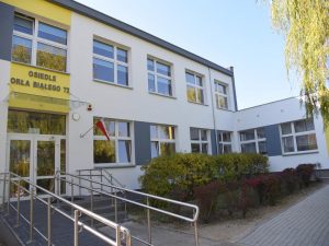 Budynek przedszkola, wejście, podjazd dla wózków, flaga narodowa